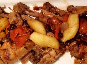 Una foto de Pollo con manzanas y pasas