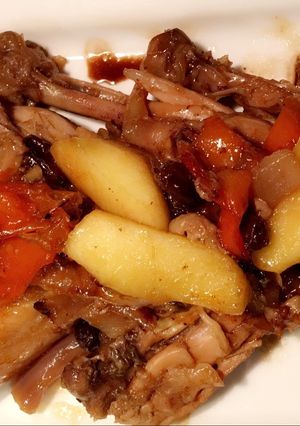 Una foto de Pollo con manzanas y pasas