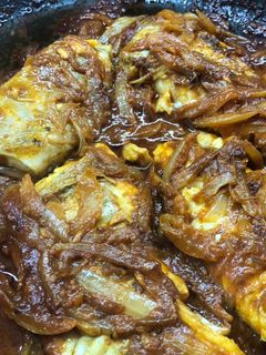 Una foto de Pescado Frito con curry suave y cilantro