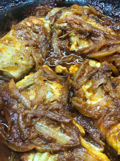 Una foto de Pescado Frito con curry suave y cilantro