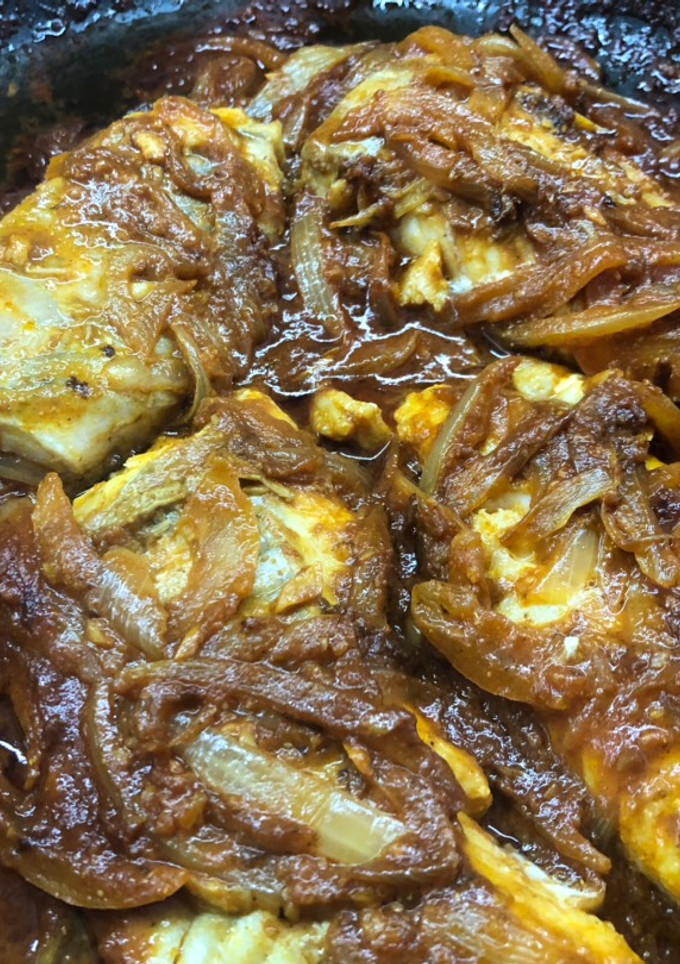 Una foto de Pescado Frito con curry suave y cilantro