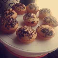 A picture of Vanilla_Cupcake_With_Chocolate_Chunks.