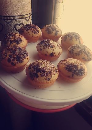 A picture of Vanilla_Cupcake_With_Chocolate_Chunks.
