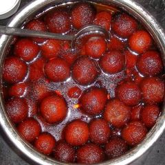 A picture of Gulab jamun.