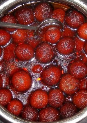 A picture of Gulab jamun.
