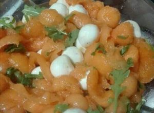 Foto di Melone con mozzarelle ciliegine prosciutto crudo e rucola