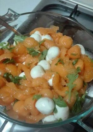 Foto di Melone con mozzarelle ciliegine prosciutto crudo e rucola