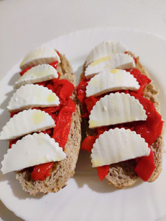 Una foto de Tostadas con pimiento del piquillo y queso fresco