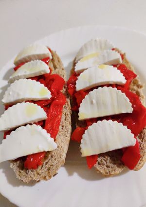 Una foto de Tostadas con pimiento del piquillo y queso fresco