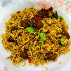 A picture of Nasi goreng koyor pete.
