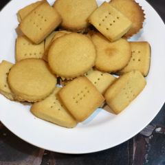 A picture of Three ingredients shortbread cookies.