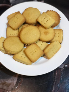A picture of Three ingredients shortbread cookies.