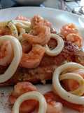 Salmón con camarones y calamares en salsa de limón