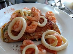 Una foto de Salmón con camarones y calamares en salsa de limón
