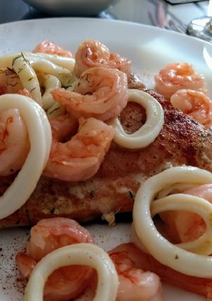 Una foto de Salmón con camarones y calamares en salsa de limón