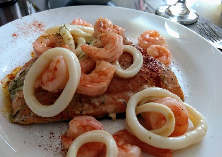 Salmón con camarones y calamares en salsa de limón