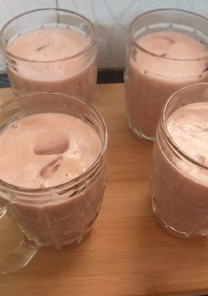 A picture of Banana, Strawberry n oats milkshake.
