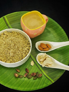 நட்ஸ் பவுடர் & பால்(nuts powder milk recipe in tamil) செய்முறை முக்கிய புகைப்படம்