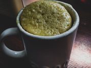 Una foto de queque en taza con yogurt