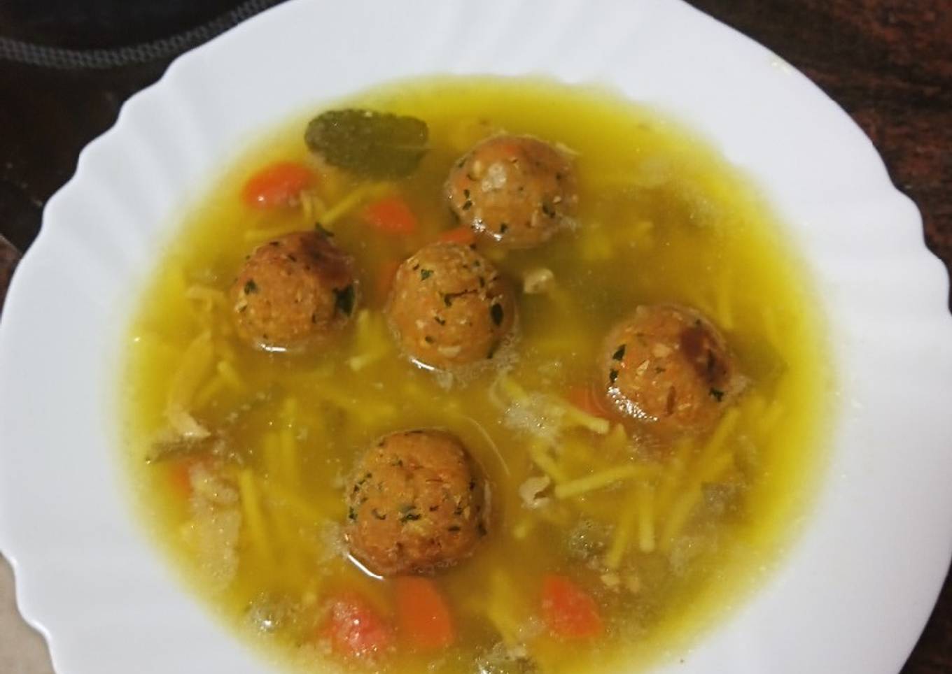 Sopa de fideos y verduras con albóndigas de pollo y zanahoria