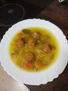 Una foto de Sopa de fideos y verduras con albóndigas de pollo y zanahoria