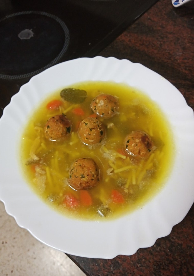 Una foto de Sopa de fideos y verduras con albóndigas de pollo y zanahoria