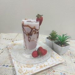 Strawberry shake with chocolate sauce A picture of Strawberry shake with chocolate sauce.