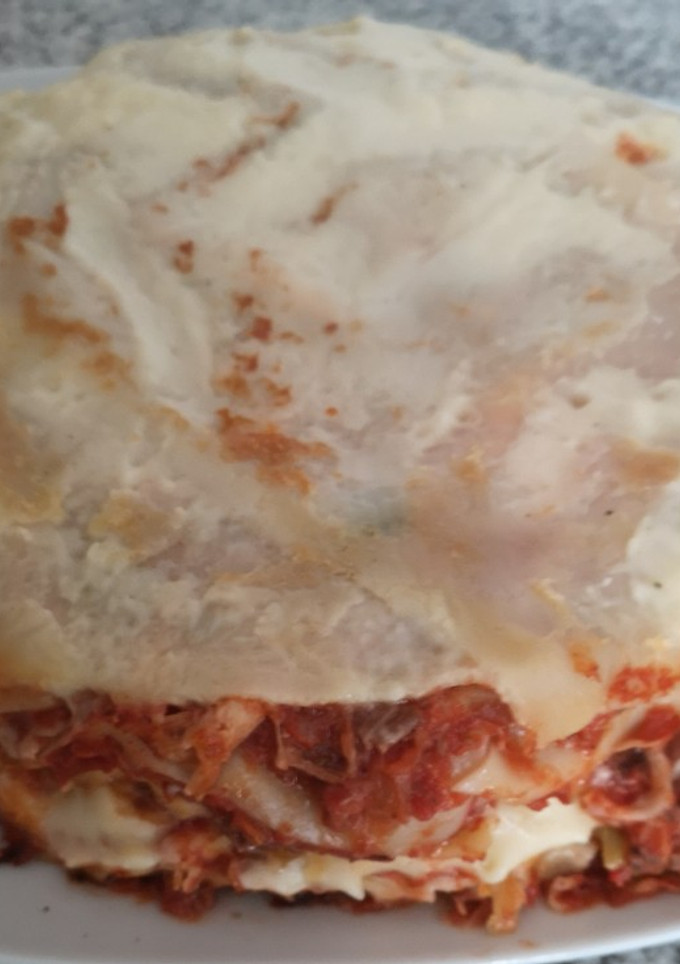 Una foto de Lasaña de pisto y pringá del cocido