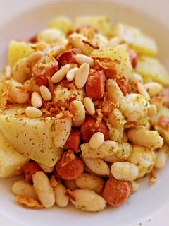 Una foto de Ensalada de patata, alubias y frankfurt al pesto