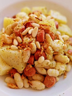 Una foto de Ensalada de patata, alubias y frankfurt al pesto