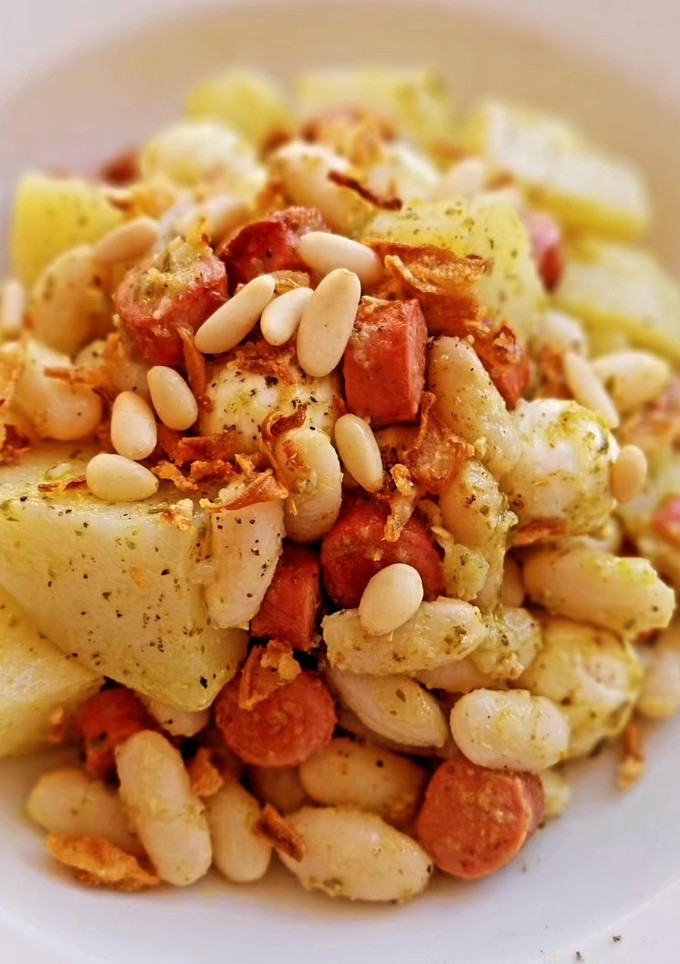 Una foto de Ensalada de patata, alubias y frankfurt al pesto