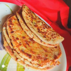 A picture of Aalu pyaz ka paratha.