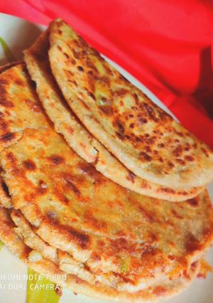 A picture of Aalu pyaz ka paratha.