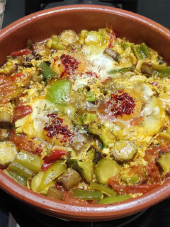Una foto de Cazuela de verduras con huevos
