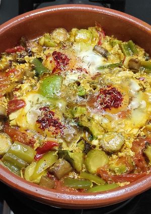 Una foto de Cazuela de verduras con huevos