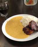 Chuleta de cerdo, crema de yuca y zapallo.