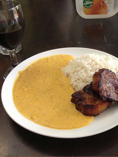 Una foto de Chuleta de cerdo, crema de yuca y zapallo.
