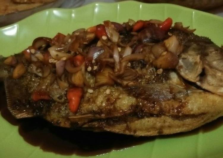 Langkah Menyiapkan Bawal goreng sambal kecap yang Enak Banget