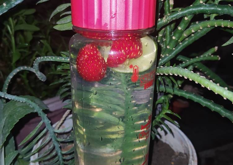 Cara Gampang Membuat Infus water strawberry lemon yang Menggugah Selera