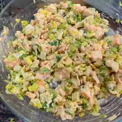 Una foto de Ensalada de langostinos y lechuga