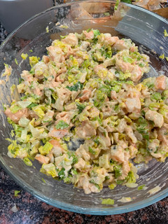 Una foto de Ensalada de langostinos y lechuga