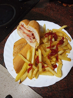 Foto principal de Bocadillo de lomo adobado con queso y cebolla frita con papas