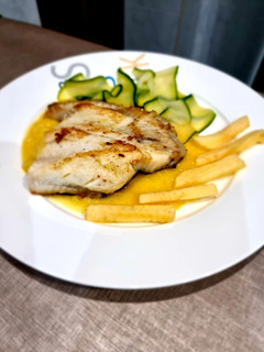 Una foto de Rodaballo con salsa de manzana al cava