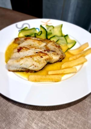 Una foto de Rodaballo con salsa de manzana al cava