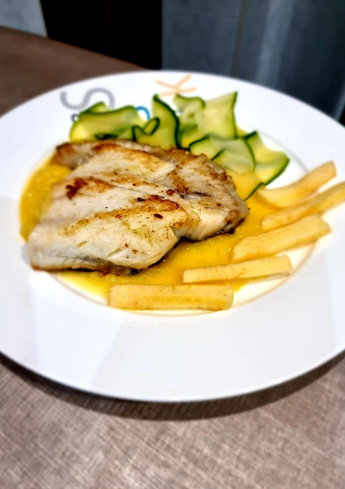 Una foto de Rodaballo con salsa de manzana al cava
