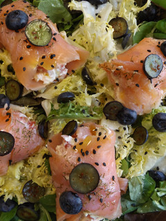 Una foto de Rollitos de salmón con arándanos