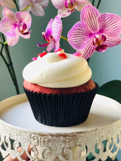 Una foto de 🧁Cupcake Red Velvet cobertura Crema de Queso ❤️