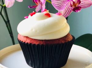 Una foto de 🧁Cupcake Red Velvet cobertura Crema de Queso ❤️