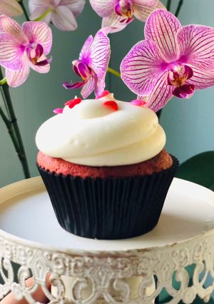 Una foto de 🧁Cupcake Red Velvet cobertura Crema de Queso ❤️