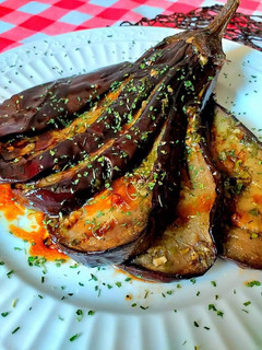 Una foto de Berenjenas al horno en abanico con majado y glaseado Urrutia